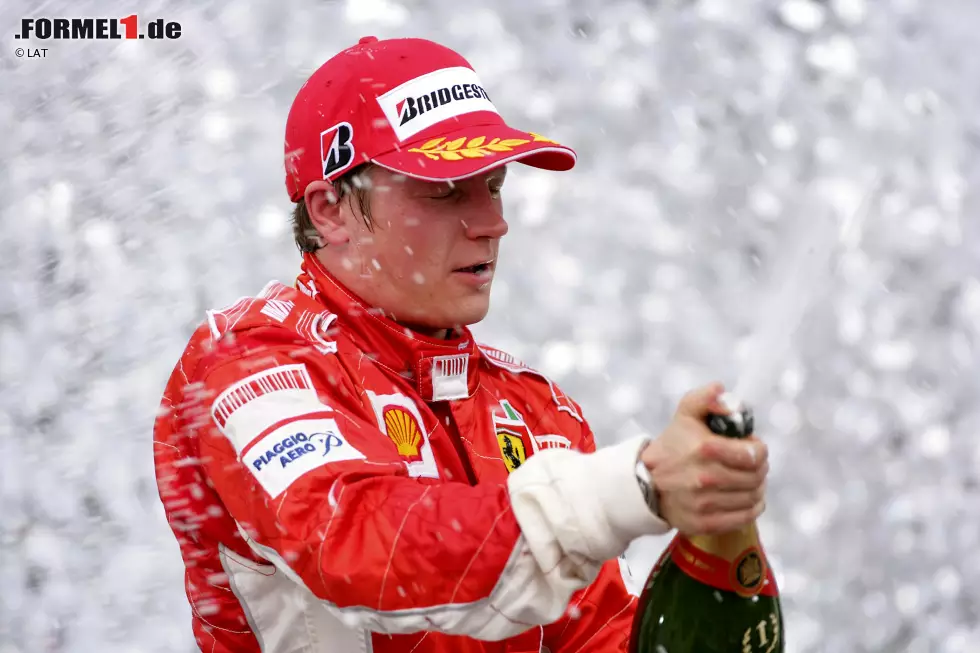 Seinem Nachfolger Kimi Räikkönen gelingt es im folgenden Jahr besser. Der "Iceman" geht zwar mit sieben Punkten Rückstand nur als Dritter in das WM-Finale, doch weil Teamkollege Felipe Massa ihm den Sieg schenkt, reicht es für den Finnen mit einem Punkt Vorsprung vor Lewis Hamilton und Fernando Alonso zum bislang einzigen Titel in seiner Karriere. Foto zur News: Seinem Nachfolger Kimi Räikkönen gelingt es im folgenden Jahr besser. Der "Iceman" geht zwar mit sieben Punkten Rückstand nur als Dritter in das WM-Finale, doch weil Teamkollege Felipe Massa ihm den Sieg schenkt, reicht es für den Finnen mit einem Punkt Vorsprung vor Lewis Hamilton und Fernando Alonso zum bislang einzigen Titel in seiner Karriere.