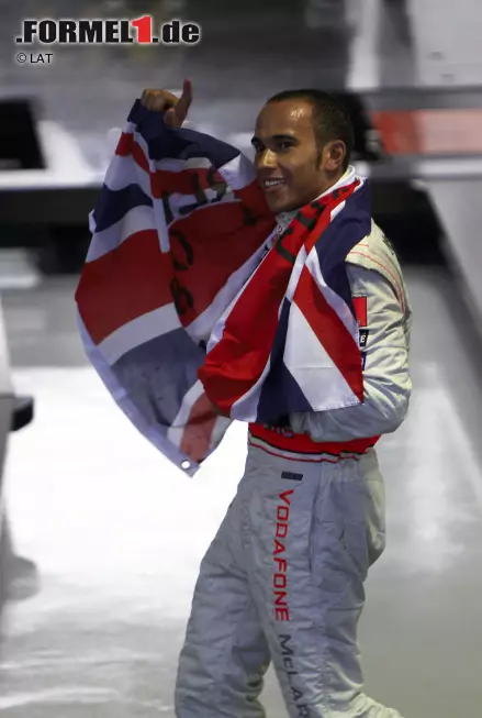Doch 2008 wird das Rennen noch einmal getoppt! In einem wahren Herzschlagfinale gewinnt Lewis Hamilton den Titel. Der Brite hat die Krone eigentlich schon verloren, als Sebastian Vettel wenige Runden vor dem Ziel an ihm vorbeigeht, doch in der allerletzten Kurve kann sich der McLaren-Pilot Timo Glock schnappen, der auf Slicks keine Chance mehr hat. Noch nie wurde eine WM so spät entschieden! Foto zur News: Doch 2008 wird das Rennen noch einmal getoppt! In einem wahren Herzschlagfinale gewinnt Lewis Hamilton den Titel. Der Brite hat die Krone eigentlich schon verloren, als Sebastian Vettel wenige Runden vor dem Ziel an ihm vorbeigeht, doch in der allerletzten Kurve kann sich der McLaren-Pilot Timo Glock schnappen, der auf Slicks keine Chance mehr hat. Noch nie wurde eine WM so spät entschieden!