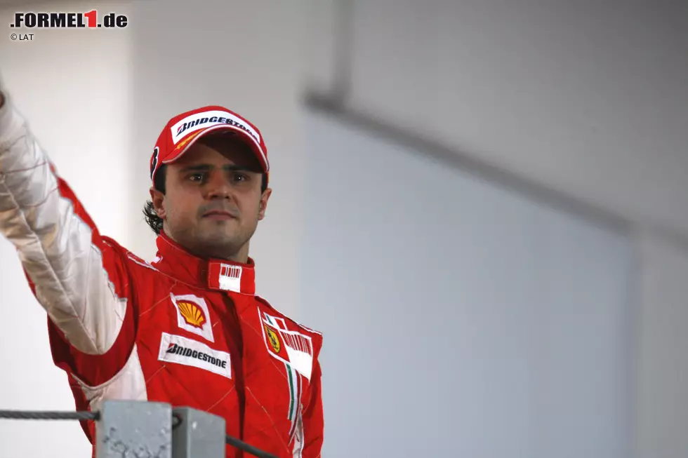 Leidtragender ist Felipe Massa, der das Rennen zwar bereits zum zweiten Mal gewinnen kann und kurzzeitig Weltmeister ist, den Titel aber noch entrissen bekommt. Unvergessen sind seine stolzen Tränen auf dem Podest und die Bilder aus der Ferrari-Box, wo die Crew bereits am Feiern ist, bevor Hamilton den Traum platzen lässt. Für Massa sollte es bislang der letzte Sieg bleiben. Foto zur News: Leidtragender ist Felipe Massa, der das Rennen zwar bereits zum zweiten Mal gewinnen kann und kurzzeitig Weltmeister ist, den Titel aber noch entrissen bekommt. Unvergessen sind seine stolzen Tränen auf dem Podest und die Bilder aus der Ferrari-Box, wo die Crew bereits am Feiern ist, bevor Hamilton den Traum platzen lässt. Für Massa sollte es bislang der letzte Sieg bleiben.