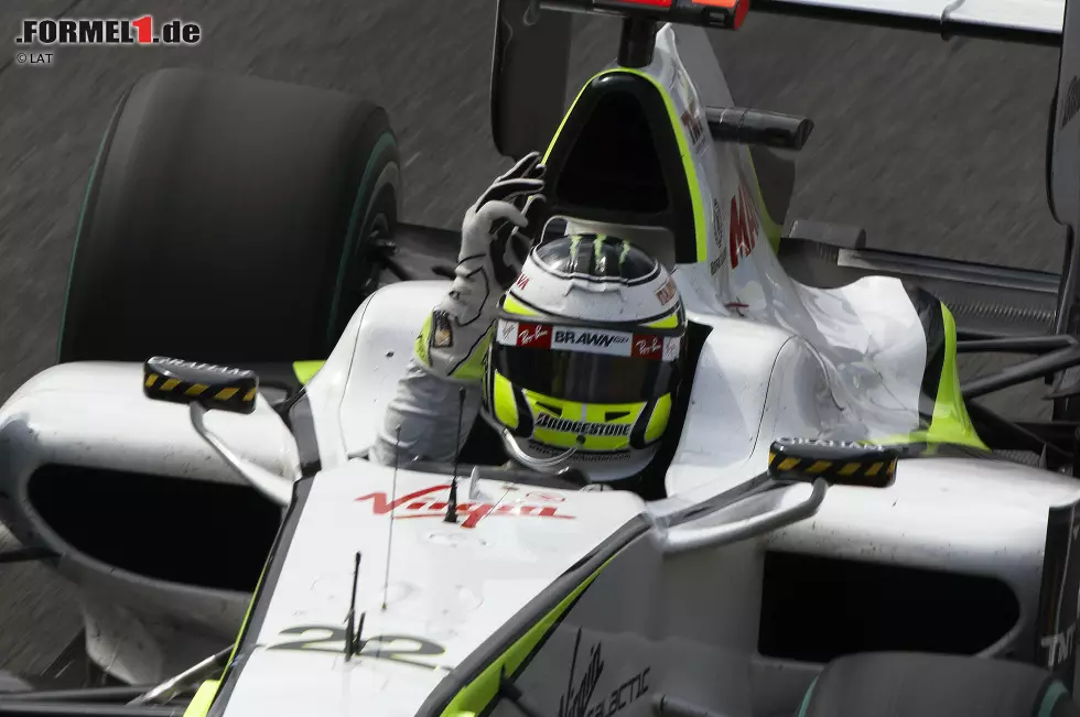 Auch 2009 fällt die WM-Entscheidung in Brasilien. Der fünfte Platz reicht Jenson Button, um das Märchen von Brawn zu vollenden. Im Winter zuvor ist der Brite quasi arbeitslos und steht nach dem Honda-Aus vor einer ungewissen Zukunft, doch Ross Brawn kauft das Team für einen symbolischen Pfund und legt mit seinem Rennstall ein wahres Traumjahr hin, das so wohl keiner für möglich gehalten hätte. Foto zur News: Auch 2009 fällt die WM-Entscheidung in Brasilien. Der fünfte Platz reicht Jenson Button, um das Märchen von Brawn zu vollenden. Im Winter zuvor ist der Brite quasi arbeitslos und steht nach dem Honda-Aus vor einer ungewissen Zukunft, doch Ross Brawn kauft das Team für einen symbolischen Pfund und legt mit seinem Rennstall ein wahres Traumjahr hin, das so wohl keiner für möglich gehalten hätte.