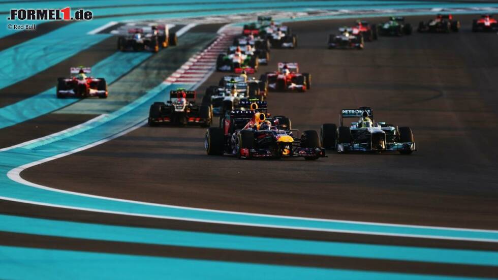 Foto zur News: Lewis Hamilton (Mercedes): &quot;Abu Dhabi zählt zu den neuesten Strecken im Rennkalender. Der Veranstaltungsort ist einfach spektakulär - speziell in der Dämmerung. Für die erste Kurve muss man sicherstellen, dass man das Auto auf der rechten Seite hält. Kurz vor dem 100-Meter-Zeichen tritt man auf die Bremse und presst das Auto durch den Ausgang der Kurve hinauf zu Kurve 2. Danach geht es zu Kurve 3, eine lange Rechtskurve, die unglaublich schnell ist. Die Kurve scheint ewig zu dauern. Dann geht es in einem leichten Linksknick in Kurve vier, den Hügel hinunter und in den Stadion-Komplex.&quot;