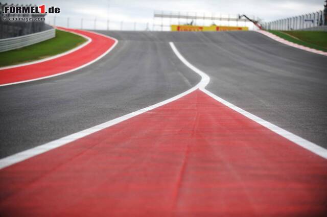Foto zur News: Daniel Ricciardo (Red Bull): "Der Circuit of The Americas ist meiner Meinung nach der beste Kurs unter den neuen Strecken. Die Einbettung der Kurven ist interessant. Es ist auch eine sehr hektische Strecke, wo du nicht viele Pausen hast. Der erste Sektor ist sehr speziell und diese erste Kurve, blind den großen Hügel hoch, kann man mit nichts in der Formel 1 vergleichen. Es ist auch ein gutes Beispiel, welche Spannung ein später Kurvenscheitel erzeugen kann: Man kann weit ausholen."