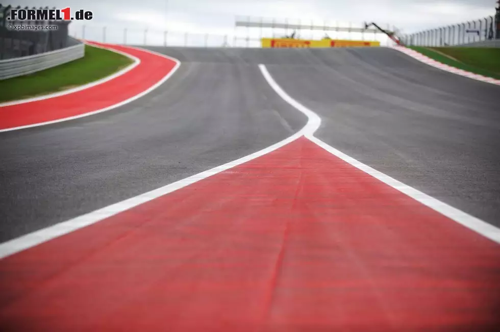 Foto zur News: Daniel Ricciardo (Red Bull): &quot;Der Circuit of The Americas ist meiner Meinung nach der beste Kurs unter den neuen Strecken. Die Einbettung der Kurven ist interessant. Es ist auch eine sehr hektische Strecke, wo du nicht viele Pausen hast. Der erste Sektor ist sehr speziell und diese erste Kurve, blind den großen Hügel hoch, kann man mit nichts in der Formel 1 vergleichen. Es ist auch ein gutes Beispiel, welche Spannung ein später Kurvenscheitel erzeugen kann: Man kann weit ausholen.&quot;