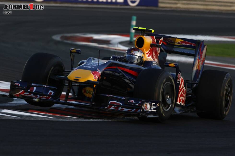 Foto zur News: Die diesjährige Auflage des Grand Prix von Abu Dhabi markiert für Vettel das letzte Rennen als Red-Bull-Pilot. Im Jahr 2009, seinem ersten im Team, gewann er die Premiere des Grand Prix von Abu Dhabi (Foto). Ein Jahr später krönte er sich mit seinem Sieg zum jüngsten Formel-1-Weltmeister der Geschichte. Im Jahr 2013 siegte er ebenfalls auf dem Yas Marina Circuit.