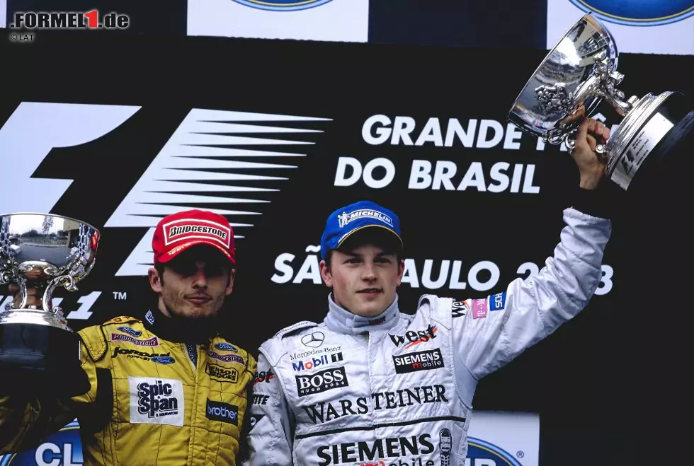 Giancarlo Fisichella hält den Rekord für den Brasilien-Sieger, der am weitesten hinten in der Startaufstellung losfuhr. Der Sieg des Italieners beim Regenrennen im Jahr 2003 in Interlagos gelang von Startplatz acht. Ein chaotisches Rennende mit Roter Flagge sah zunächst McLaren-Pilot Kimi Räikkönen als Sieger, doch nach eingehender Analyse wurde Jordan-Pilot Fisichella der Sieg zugesprochen. Den Siegerpokal bekam der Italiener erst zwei Wochen später am Rande des Grand Prix von San Marino in Imola. Foto zur News: Giancarlo Fisichella hält den Rekord für den Brasilien-Sieger, der am weitesten hinten in der Startaufstellung losfuhr. Der Sieg des Italieners beim Regenrennen im Jahr 2003 in Interlagos gelang von Startplatz acht. Ein chaotisches Rennende mit Roter Flagge sah zunächst McLaren-Pilot Kimi Räikkönen als Sieger, doch nach eingehender Analyse wurde Jordan-Pilot Fisichella der Sieg zugesprochen. Den Siegerpokal bekam der Italiener erst zwei Wochen später am Rande des Grand Prix von San Marino in Imola.