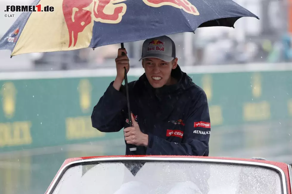Am Rande des Grand Prix von Japan in Suzuka am vergangenen Wochenende wurde Kwjat infolge der Entscheidung von Sebastian Vettel, Red Bull zum Saisonende zu verlassen, als neuer Red-Bull-Stammfahrer für die Saison 2015 vorgestellt. Foto zur News: Am Rande des Grand Prix von Japan in Suzuka am vergangenen Wochenende wurde Kwjat infolge der Entscheidung von Sebastian Vettel, Red Bull zum Saisonende zu verlassen, als neuer Red-Bull-Stammfahrer für die Saison 2015 vorgestellt.