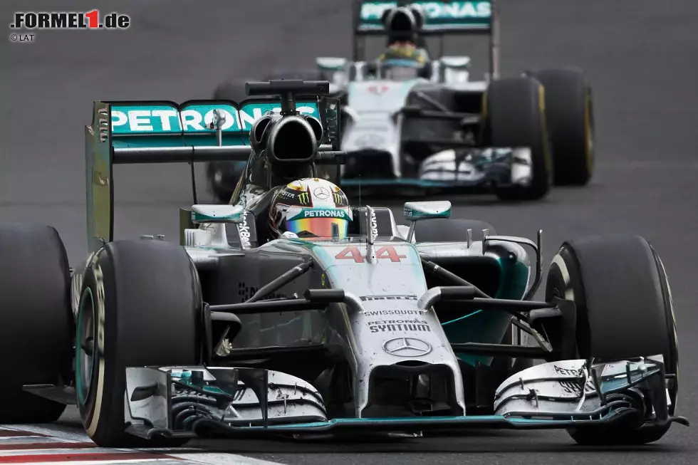 Mercedes kann in Sotschi den frühzeitigen Gewinn der Konstrukteurs-Weltmeisterschaft sicherstellen. Die Silberfpeile stellen den Titelgewinn schon am Sonntag sicher, wenn Red Bull nicht mehr als 18 Punkte aufholt. Foto zur News: Mercedes kann in Sotschi den frühzeitigen Gewinn der Konstrukteurs-Weltmeisterschaft sicherstellen. Die Silberfpeile stellen den Titelgewinn schon am Sonntag sicher, wenn Red Bull nicht mehr als 18 Punkte aufholt.