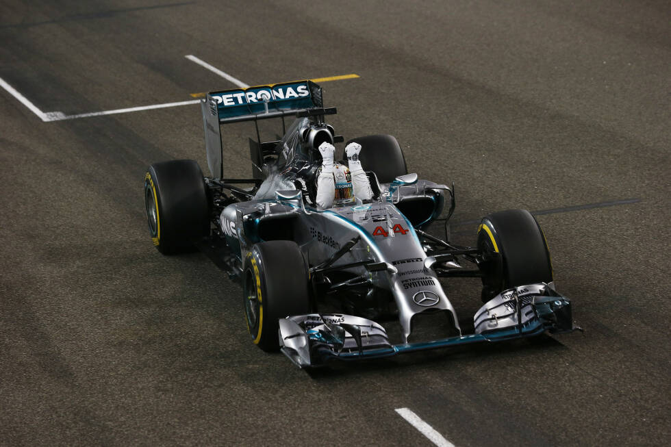 Foto zur News: Die Zieldurchfahrt: Lewis Hamilton gewinnt den Grand Prix von Abu Dhabi und ist damit Formel-1-Weltmeister 2014!