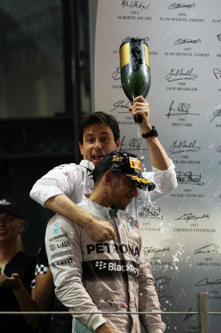 Foto zur News: Mercedes-Sportchef Toto Wolff übergießt Hamilton mit Rosenwasser, ...