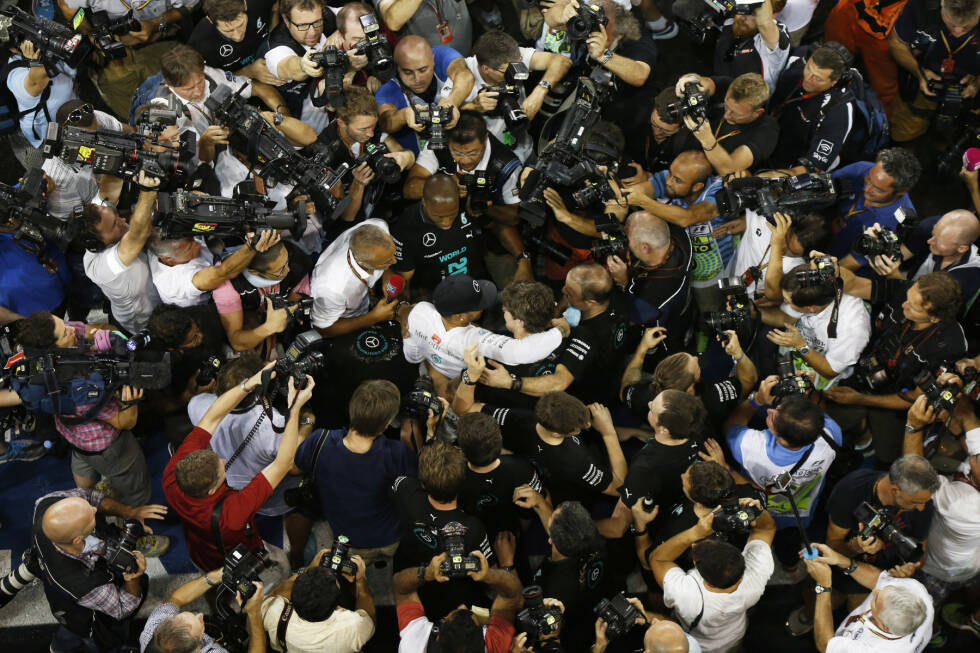 Foto zur News: Für den beginnt jetzt der Interview-Marathon, ständig umringt von dutzenden Mikrofonen und Kameras.