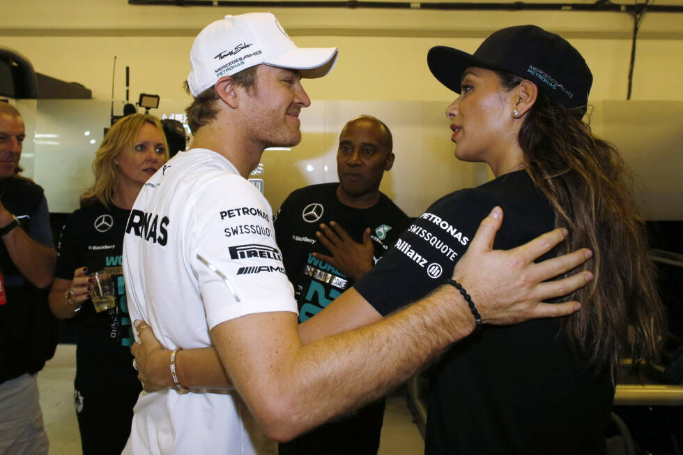 Foto zur News: Die, sportlich fair, tröstet Nico Rosberg. Der unterlegene Mercedes-Pilot hat sein Lächeln eine Dreiviertelstunde nach der Zieldurchfahrt schon wieder gefunden.