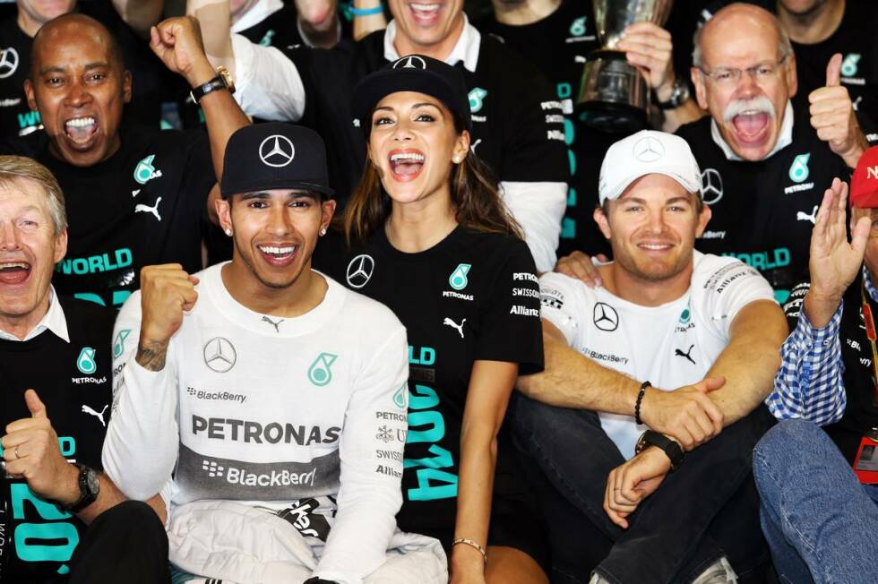 Foto zur News: Das Foto aller Fotos: Der Champion strahlt um die Wette, mit Nicole, dem erstaunlich gefassten Rosberg, Niki Lauda &amp; Co.