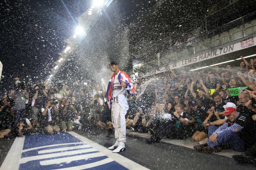 Foto zur News: Und noch eine Champagnerdusche: Lewis Hamilton, Formel-1-Weltmeister 2014.