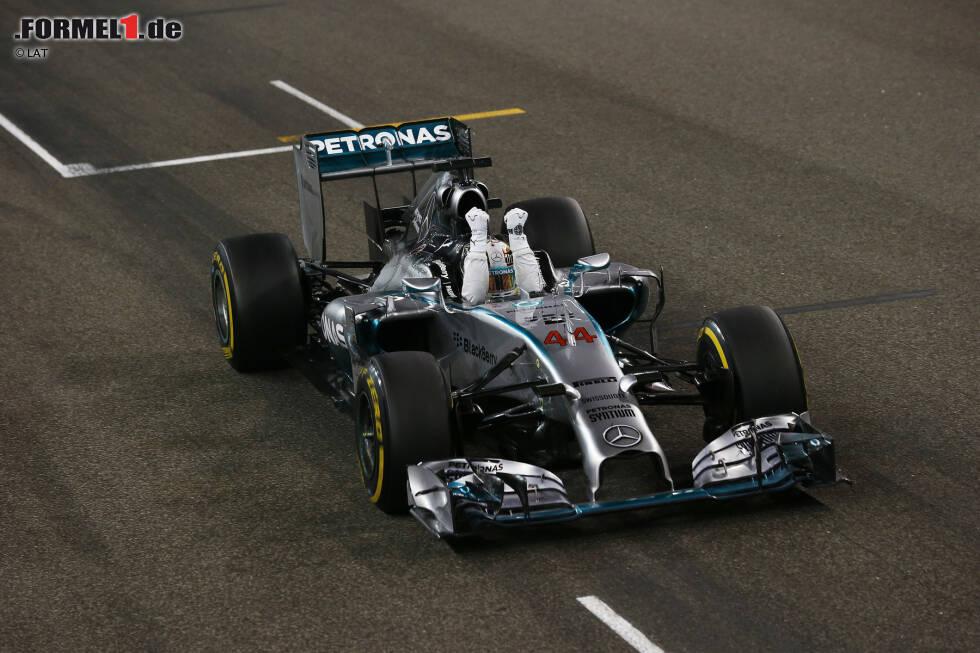 Foto zur News: Die Zieldurchfahrt: Lewis Hamilton gewinnt den Grand Prix von Abu Dhabi und ist damit Formel-1-Weltmeister 2014!