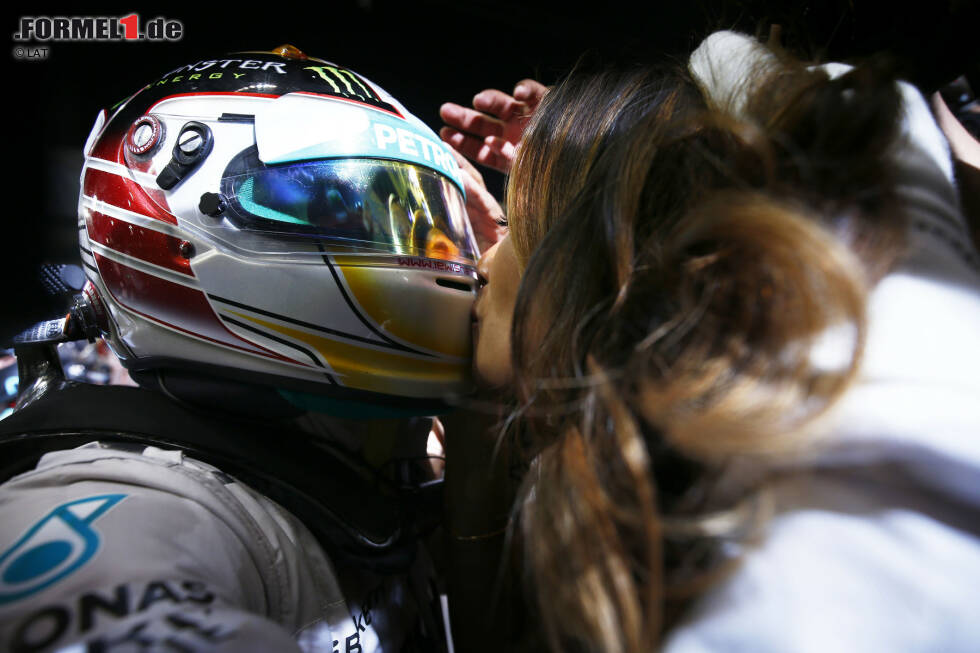 Foto zur News: Der erste Kuss: Freundin Nicole Scherzinger ist erst am Morgen des Rennens überraschend angereist. Eigentlich wurde sie nicht in Abu Dhabi erwartet.