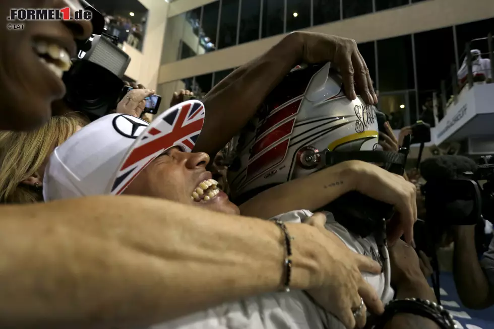 Foto zur News: Ebenso wenig wie Bruder Nicolas. Umso größer sind die Emotionen bei den ersten Umarmungen im Parc ferme.