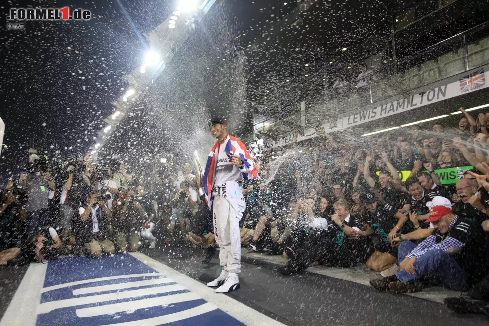 Und noch eine Champagnerdusche: Lewis Hamilton, Formel-1-Weltmeister 2014. Foto zur News: Und noch eine Champagnerdusche: Lewis Hamilton, Formel-1-Weltmeister 2014.
