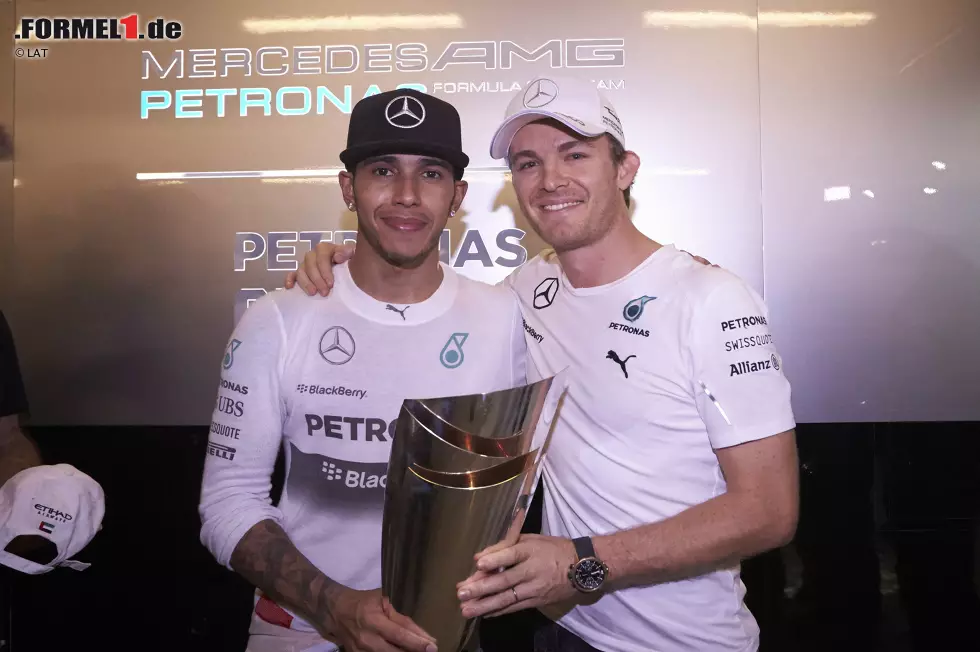 Die Stars der Formel-1-Saison 2014: Zumindest für's Foto darf Rosberg kurz den Siegerpokal berühren. Foto zur News: Die Stars der Formel-1-Saison 2014: Zumindest für's Foto darf Rosberg kurz den Siegerpokal berühren.