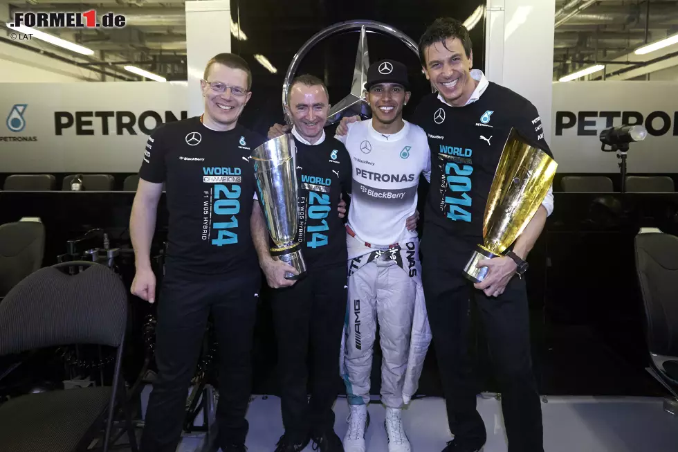 Hamilton mit den schlauen Köpfen, die ihm sein Wunderauto F1 W05 Hybrid gebaut haben: Motorenbauer Andy Cowell, Technikchef Paddy Lowe und Sportdirektor Toto Wolff. Foto zur News: Hamilton mit den schlauen Köpfen, die ihm sein Wunderauto F1 W05 Hybrid gebaut haben: Motorenbauer Andy Cowell, Technikchef Paddy Lowe und Sportdirektor Toto Wolff.