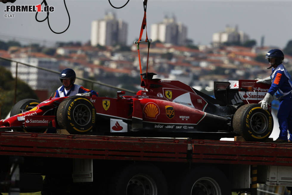 Foto zur News: Motorschaden im Freitagstraining: Für Fernando Alonso beginnt das Wochenende nicht nach Wunsch. Allerdings hat Ferrari mit so einem Defekt schon gerechnet - weil der eingebaute Motor schon am Ende seiner Lebenserwartung ist.