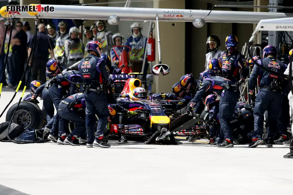Aus für Ricciardo in der 39. Runde: Beim Anbremsen des Senna-S kollabiert seine Vorderradaufhängung. Der Australier kann zwar noch an die Red-Bull-Box zurückrollen, wo man zunächst an einen Bremsdefekt glaubt, muss dort aber aufgeben. Trotzdem fixiert er Foto zur News: Aus für Ricciardo in der 39. Runde: Beim Anbremsen des Senna-S kollabiert seine Vorderradaufhängung. Der Australier kann zwar noch an die Red-Bull-Box zurückrollen, wo man zunächst an einen Bremsdefekt glaubt, muss dort aber aufgeben. Trotzdem fixiert er
