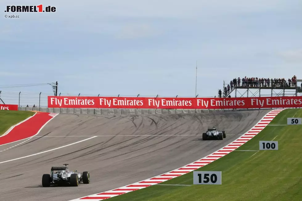 Nach zwölf Runden klagt Rosberg, dass sein "linker Vorderreifen am Ende" sei, baut den Vorsprung aber auf phasenweise bis zu zweieinhalb Sekunden aus. Foto zur News: Nach zwölf Runden klagt Rosberg, dass sein "linker Vorderreifen am Ende" sei, baut den Vorsprung aber auf phasenweise bis zu zweieinhalb Sekunden aus.