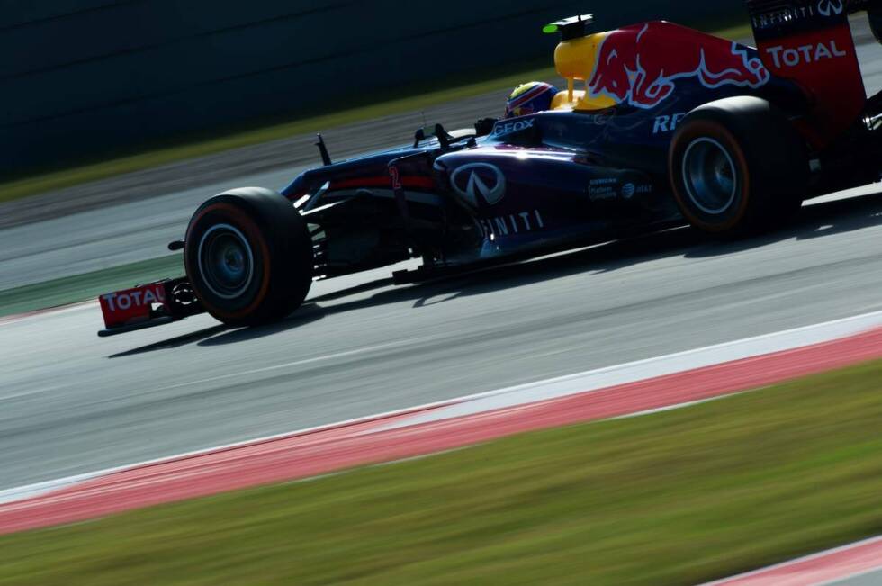 Foto zur News: Webber fabriziert einmal mehr einen schlechten Start und muss Romain Grosjean sowie Lewis Hamilton noch vor der von Maldonado und Sutil ausgelösten Safety-Car-Phase an sich vorbeiziehen lassen. Den Briten vernascht er wenige Runden nach der erneuten Freigabe mit einem sehenswerten Manöver und verfolgt fortan den Franzosen.