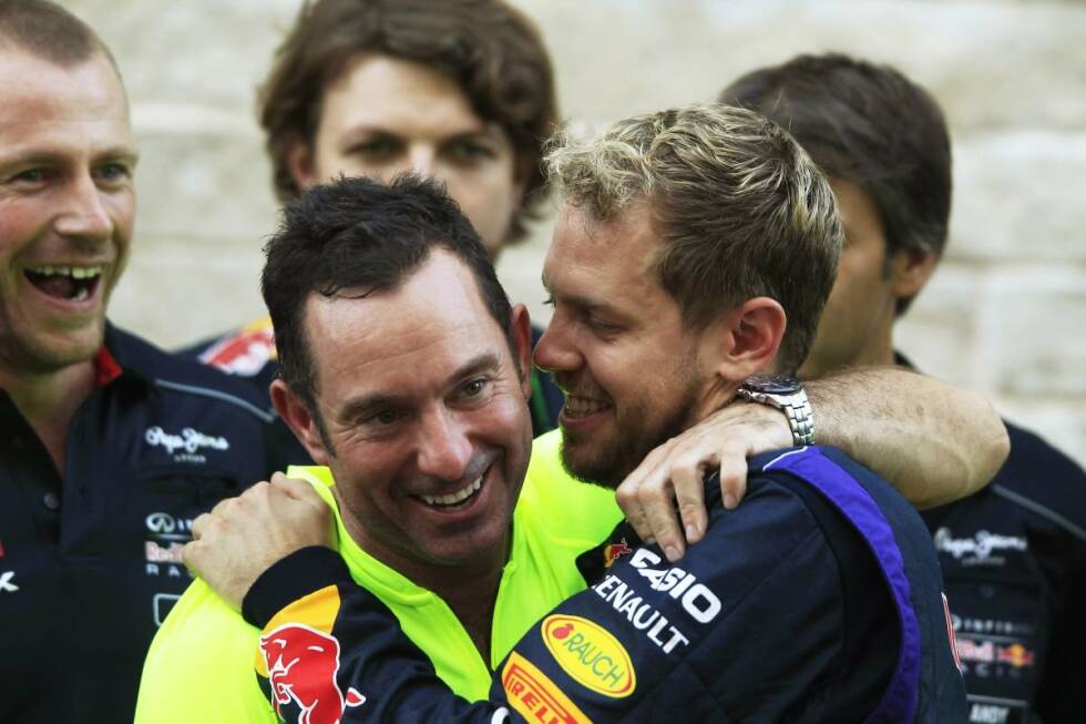 Foto zur News: Vettel bejubelt seinen ersten Sieg in den USA und wählt Worte, die sich im Nachgang als weitsichtig erweisen: &quot;Diese Momente müssen wir abspeichern. Es gibt keine Garantie, dass es so weitergeht. Wir haben eine super Saison. Ich liebe euch alle!&quot; Für den Heppenheimer ist es der erste Formel-1-Sieg bei einem Rennen in den USA.