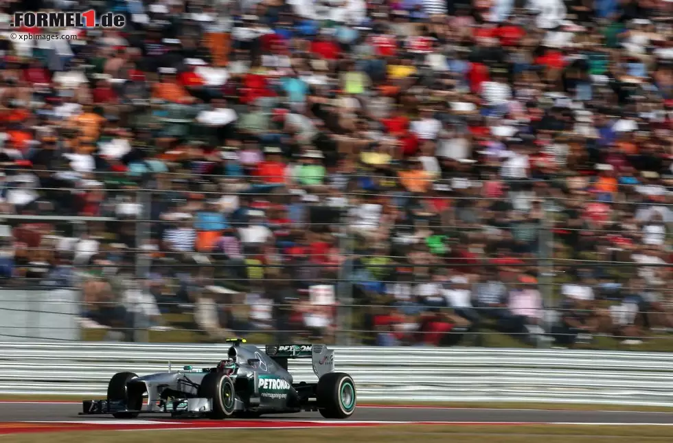 Dahinter behauptet sich Hamilton und wird Vierter. Für den Mercedes-Star ist ein einsames Rennen. Eine spannendere Aufholjagd verzeichnet Teamkollege Nico Rosberg, der über Platz neun jedoch nicht hinauskommt. Foto zur News: Dahinter behauptet sich Hamilton und wird Vierter. Für den Mercedes-Star ist ein einsames Rennen. Eine spannendere Aufholjagd verzeichnet Teamkollege Nico Rosberg, der über Platz neun jedoch nicht hinauskommt.