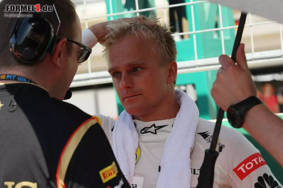 Leer geht jemand aus, der noch wenige Tage vor Beginn des Grand-Prix-Wochenendes überhaupt nicht mit seinem Start gerechnet hatte: Heikki Kovalainen, der bei Lotus als Ersatz für seinen am Rücken operierten Landsmann Kimi Räikkönen eingesprungen ist. "Sein Start war schwierig, dann verlor er Abtrieb. Wir mussten stoppen und den Frontflügel wechseln, danach funktionierte dann auch noch KERS nicht mehr", erklärt Teamchef Eric Boullier die Nöte des Finnen. Foto zur News: Leer geht jemand aus, der noch wenige Tage vor Beginn des Grand-Prix-Wochenendes überhaupt nicht mit seinem Start gerechnet hatte: Heikki Kovalainen, der bei Lotus als Ersatz für seinen am Rücken operierten Landsmann Kimi Räikkönen eingesprungen ist. "Sein Start war schwierig, dann verlor er Abtrieb. Wir mussten stoppen und den Frontflügel wechseln, danach funktionierte dann auch noch KERS nicht mehr", erklärt Teamchef Eric Boullier die Nöte des Finnen.