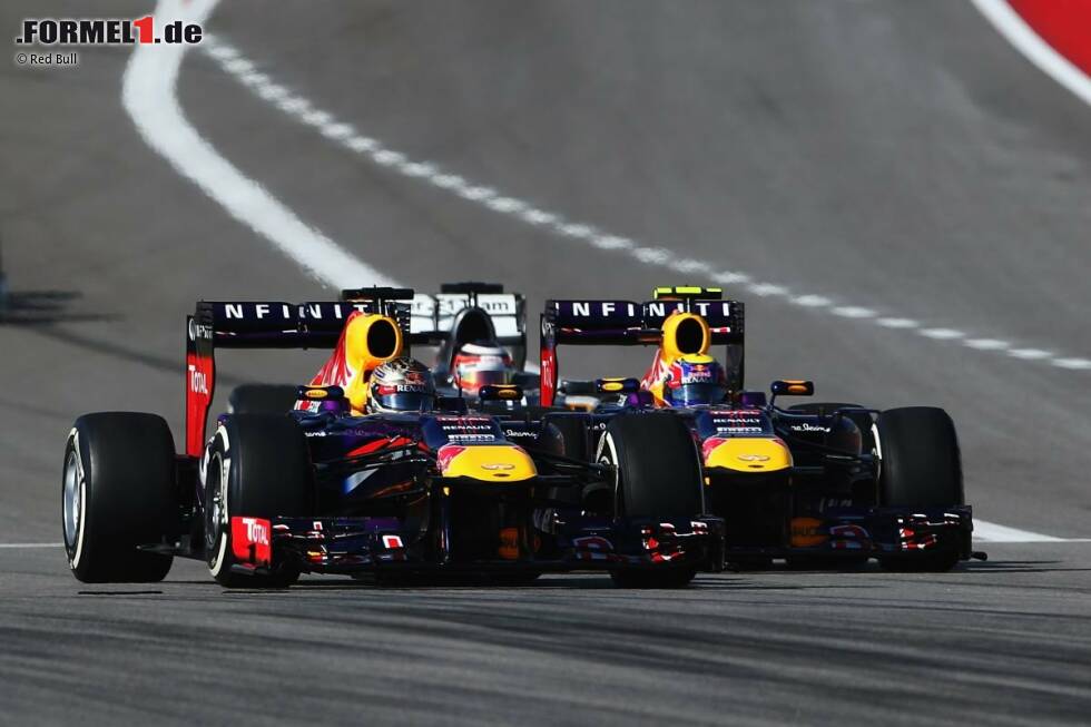 Foto zur News: Schon das Qualifying steht ganz im Zeichen des Deutschen, der auch die achte Pole-Position in Serie markiert, dafür aber hart gegen Teamkollege Mark Webber kämpfen muss. Am Ende ist Lotus-Pilot Romain Grosjean als &quot;Best of the Rest&quot; 0,817 Sekunden hinter Vettel zurück.