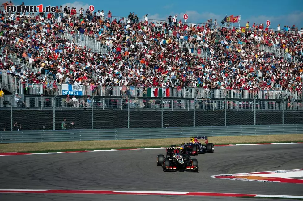 Grosjean bleibt cool und behauptet sich in einem rundenlangen Duell gegen Webber - auch weil den Australier Vibrationen an seinem Auto plagen. Selbst mit DRS schafft er es nicht vorbei am Lotus-Piloten, der als frisch gebackener Vater eine gesunde Gelassenheit gewonnen hat. Die Podiumsplätze sind bezogen. Foto zur News: Grosjean bleibt cool und behauptet sich in einem rundenlangen Duell gegen Webber - auch weil den Australier Vibrationen an seinem Auto plagen. Selbst mit DRS schafft er es nicht vorbei am Lotus-Piloten, der als frisch gebackener Vater eine gesunde Gelassenheit gewonnen hat. Die Podiumsplätze sind bezogen.