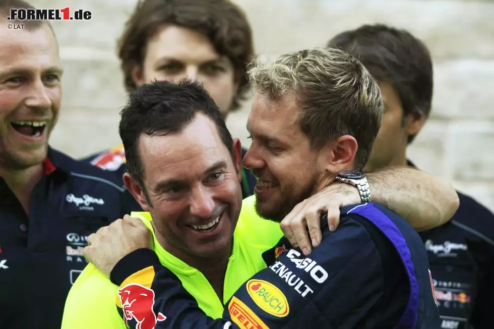 Vettel bejubelt seinen ersten Sieg in den USA und wählt Worte, die sich im Nachgang als weitsichtig erweisen: "Diese Momente müssen wir abspeichern. Es gibt keine Garantie, dass es so weitergeht. Wir haben eine super Saison. Ich liebe euch alle!" Für den Heppenheimer ist es der erste Formel-1-Sieg bei einem Rennen in den USA. Foto zur News: Vettel bejubelt seinen ersten Sieg in den USA und wählt Worte, die sich im Nachgang als weitsichtig erweisen: "Diese Momente müssen wir abspeichern. Es gibt keine Garantie, dass es so weitergeht. Wir haben eine super Saison. Ich liebe euch alle!" Für den Heppenheimer ist es der erste Formel-1-Sieg bei einem Rennen in den USA.
