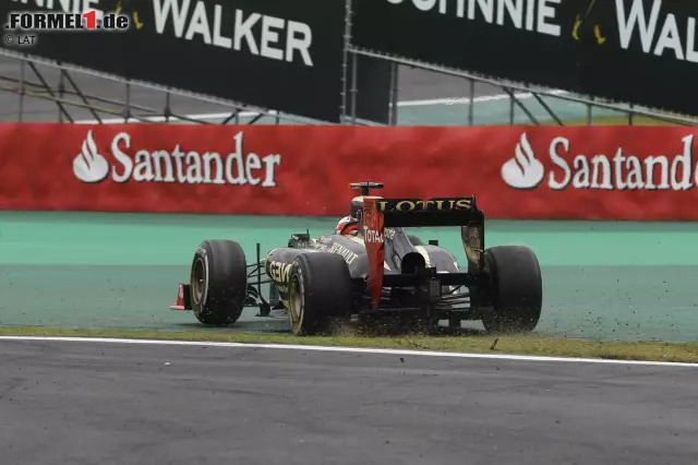 Foto zur News: #13 Beim Grand Prix von Brasilien 2012 rutscht Kimi mit seinem Lotus von der Strecke. Anstatt gleich den direkten Weg zurück zu suchen, fährt er solange im Notausgang weiter, bis er vor einem verschlossenen Tor ansteht - und erst recht wenden muss.