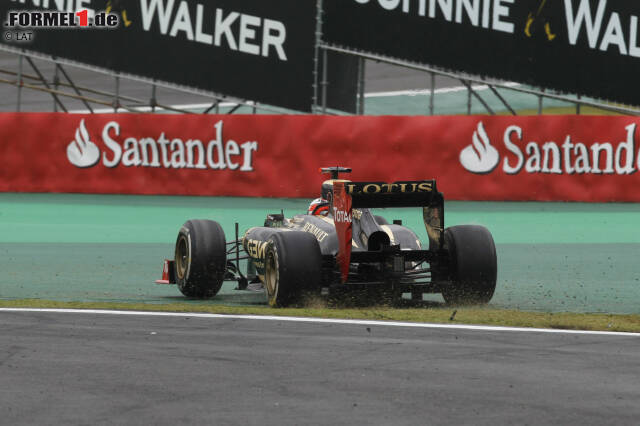 Foto zur News: #9 Beim Grand Prix von Brasilien 2012 rutscht Kimi mit seinem Lotus von der Strecke. Anstatt gleich den direkten Weg zurück zu suchen, fährt er solange im Notausgang weiter, bis er vor einem verschlossenen Tor ansteht - und erst recht wenden muss.