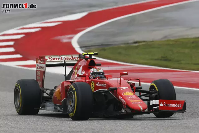 Foto zur News: #11 Beim Großen Preis der USA 2015 fliegt Kimi Räikkönen auf feuchter Piste ins Kiesbett ab und schlägt leicht in die Begrenzung. Sein Problem: Sein Ferrari verhakt sich dabei mit einer Werbetafel. Doch der Finne weiß Rat und kämpft sich mit wilden Lenkbewegungen und unter tosendem Applaus frei.