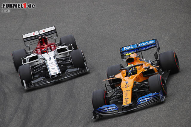 #15 Beim Grand Prix von China 2019 bringt Rookie Lando Norris den Finnen auf die Palme. Der McLaren rundet sich zurück, was Kimi überhaupt nicht gefällt. "Der verdammte McLaren will Rennen fahren", tobt der Routinier am Teamfunk. Am Tag nach dem Rennen taucht dann auch noch ein Video auf: Räikkönen sichtlich angetrunken beim Verlassen des Hotels ... #15 Beim Grand Prix von China 2019 bringt Rookie Lando Norris den Finnen auf die Palme. Der McLaren rundet sich zurück, was Kimi überhaupt nicht gefällt. "Der verdammte McLaren will Rennen fahren", tobt der Routinier am Teamfunk. Am Tag nach dem Rennen taucht dann auch noch ein Video auf: Räikkönen sichtlich angetrunken beim Verlassen des Hotels ...