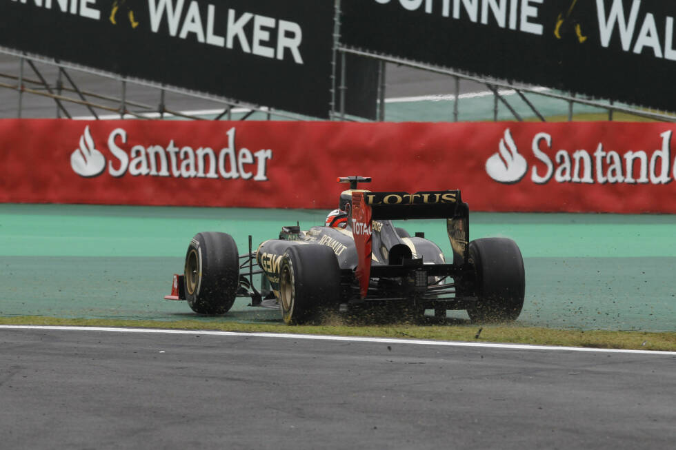 Foto zur News: #13 Beim Grand Prix von Brasilien 2012 rutscht Kimi mit seinem Lotus von der Strecke. Anstatt gleich den direkten Weg zurück zu suchen, fährt er solange im Notausgang weiter, bis er vor einem verschlossenen Tor ansteht - und erst recht wenden muss.