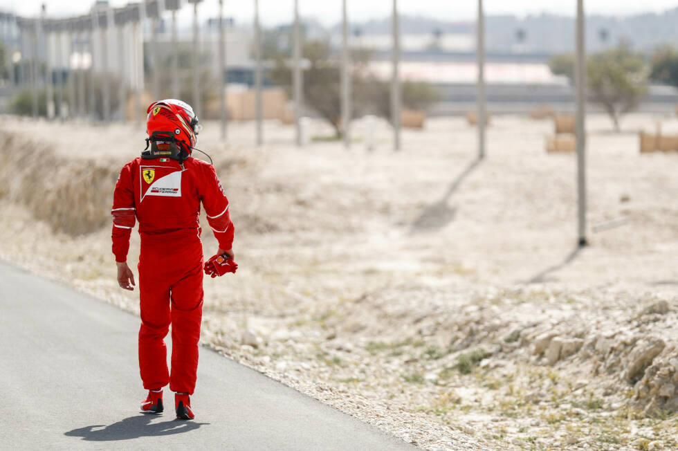 Foto zur News: #5 In Bahrain 2017 rollt Räikkönen im ersten Training mit Motorschaden aus. Daraufhin steigt er aus - und marschiert bei Gluthitze in voller Rennmontur eine gefühlte Ewigkeit in der Hitze. Im Netz wird der Spaziergang zum Hit. &quot;Kimi gets lost&quot; Teil 2 nach Brasilien 2012.