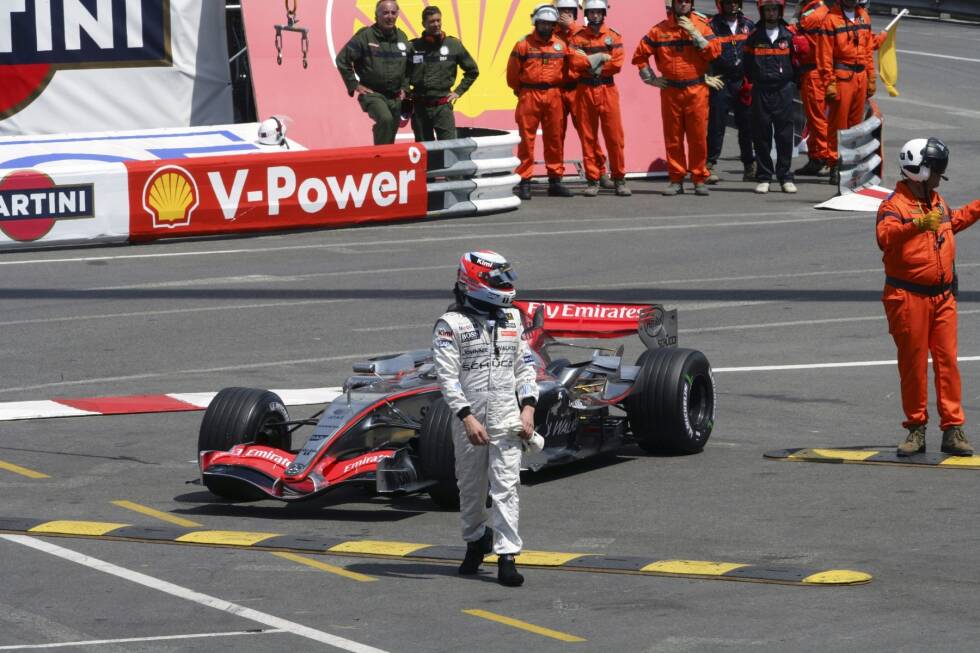 Foto zur News: #9 In Monaco 2006 fährt Kimi auf McLaren einem sicheren Podestplatz entgegen, bis in der Portier-Kurve ein Kabelbaum durchschmort und er aufgeben muss. Anstatt zum Team an die Box zurückzukehren, marschiert er direkt auf seine im Hafen geparkte Jacht und genehmigt sich dort mit Freunden ein paar Bierchen.
