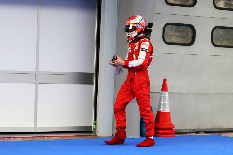 Foto zur News: #7 Der Grand Prix von Malaysia 2009 wird wegen Regens unterbrochen. Während alle anderen konzentriert auf die Fortsetzung des Rennens warten, holt sich Kimi, bereits in sommerlichen Shorts gekleidet, ein Eis und eine Cola aus dem Ferrari-Kühlschrank.