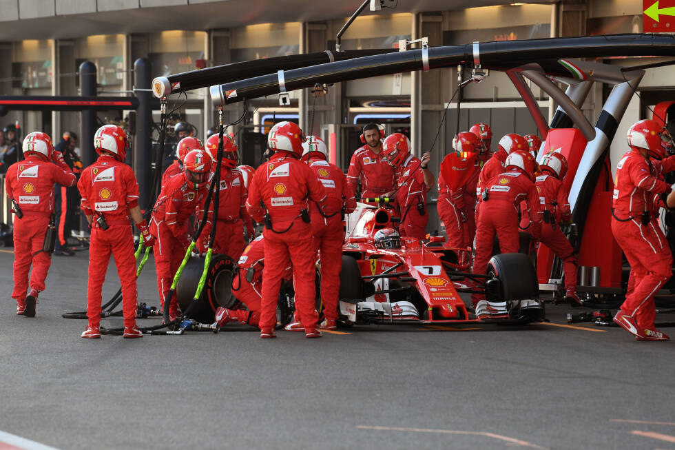 Foto zur News: #2 Räikkönen legt in Baku 2017 aber noch einen drauf. Als er nach der roten Flagge im Rennen an das Ende der Boxengasse zum Restart geschoben wird, vergessen die Ferrari-Mechaniker in der Hektik sein Lenkrad. &quot;Steering wheel&quot;, brüllt Kimi in den Funk. &quot;Jemand soll mir sofort das verdammte Lenkrad geben!&quot; Der Teamradio-Moment des Jahres.