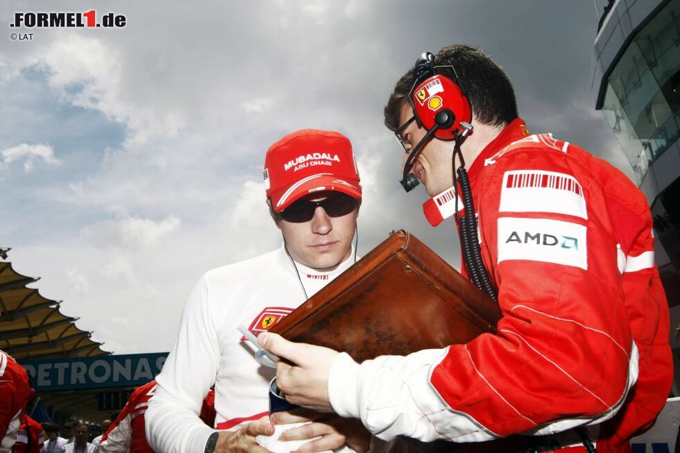 #12 Kimi kann aber auch unlustig: Während seines ersten Ferrari-Vertrags rennt er nicht nur ein kleines Mädchen über den Haufen, das er ohne mit der Wimper zu zucken schreiend am Paddock-Asphalt liegen lässt, sondern er rempelt vor dem Start in Silverstone 2008 auch den Fotografen Paul-Henri Cahier zu Boden, der ihm für seinen Geschmack offensichtlich zu nahe kommt. #12 Kimi kann aber auch unlustig: Während seines ersten Ferrari-Vertrags rennt er nicht nur ein kleines Mädchen über den Haufen, das er ohne mit der Wimper zu zucken schreiend am Paddock-Asphalt liegen lässt, sondern er rempelt vor dem Start in Silverstone 2008 auch den Fotografen Paul-Henri Cahier zu Boden, der ihm für seinen Geschmack offensichtlich zu nahe kommt.