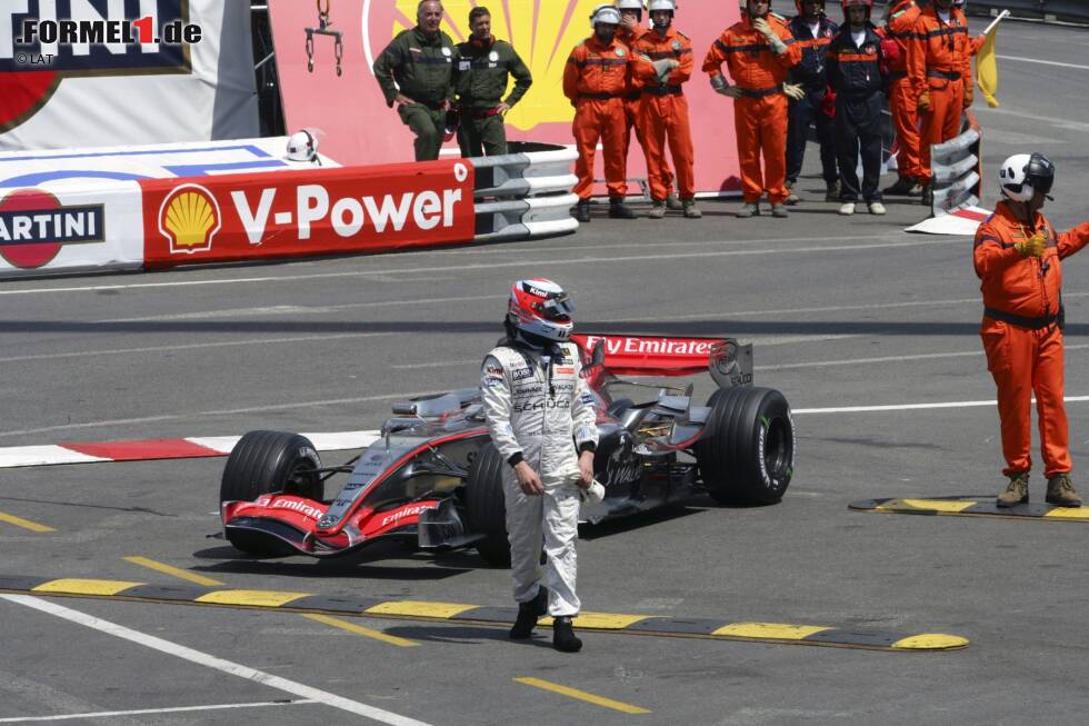 Foto zur News: #9 In Monaco 2006 fährt Kimi auf McLaren einem sicheren Podestplatz entgegen, bis in der Portier-Kurve ein Kabelbaum durchschmort und er aufgeben muss. Anstatt zum Team an die Box zurückzukehren, marschiert er direkt auf seine im Hafen geparkte Jacht und genehmigt sich dort mit Freunden ein paar Bierchen.