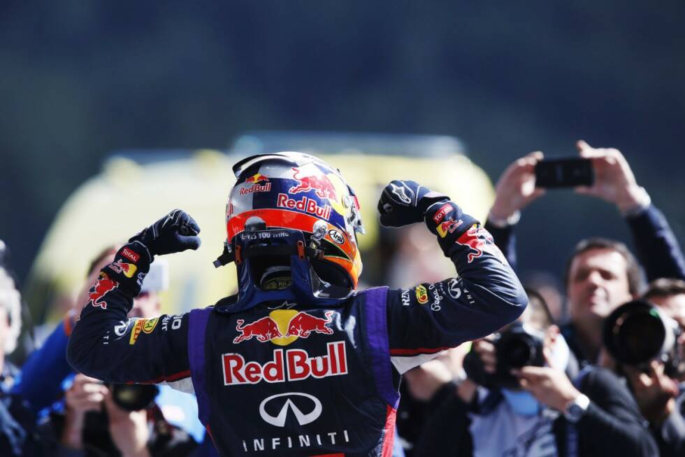Foto zur News: Top: Daniel Ricciardo verblüfft. Sein Maskottchen, der auf dem Helm verewigte Honigdachs, ist wirklich ein Sinnbild für die Rennfahrerqualitäten des Australiers. Abseits des Cockpits immer lächelnd und scherzend, hat er sich in den Rennen als bissiges Raubtier gezeigt. Keiner überholte so konsequent wie Ricciardo und er schreckte auch vor dem eigenen Teamkollegen nicht zurück. Drei Grand-Prix-Siege waren der verdiente Lohn.