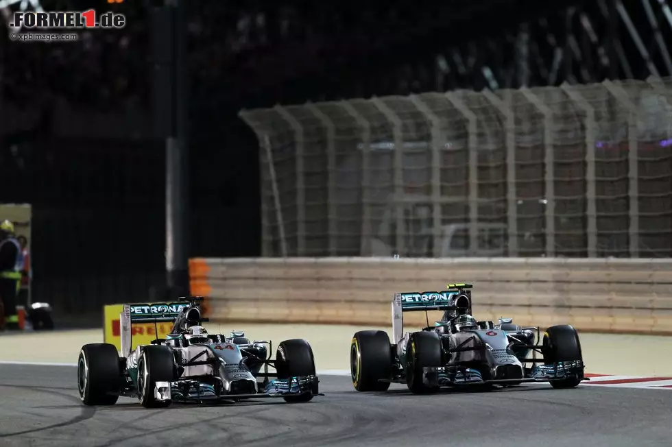 Foto zur News: Top: Wieder ein Titelkampf auf Augenhöhe. Wer die Sache global betrachtet und sagt, die Formel-1-Saison 2014 sei wegen der Mercedes-Dominanz langweilig gewesen, liegt nicht falsch. Dennoch hat mich der Zweikampf zwischen Lewis Hamilton und Nico Rosberg elektrisiert. Toto Wolff und Co. haben es verstanden, den beiden so viel Freiraum wie nötig zu lassen, um den neuen Champion auf sportliche Weise zu ermitteln. Noch wichtiger war aber, dass es wieder bis zuletzt spannend war: Nach der eintönigen Ära Sebastian Vettel Ende 2013 biss am Sonntagmorgen niemand mehr in dem Wissen, wer den Pokal in die Höhe reckt, in sein Frühstückscroissant. Die doppelten Punkte im Saisonfinale? Überflüssig, letztlich irrelevant, abgeschafft, und Schwamm über diesen Unfug!