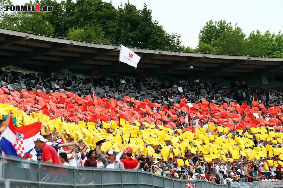 Die Strecke mag spektakulär sein, das Land aufstrebend - aber der richtige Ort für Motorsport oder einfach ein Retortenrennen mehr? Auch wenn die Teams es chronisch leugnen und sich krampfhaft an die FIA klammern, darf die Serie nicht blind in Länder ziehen, in denen Menschenrechte mit Füßen getreten werden. Fakt ist auch: Die Traditionsbahnen in Europa sind für ihren Untergang teilweise mitverantwortlich, was gähnend leere Tribünen beim Deutschland-Grand-Prix in Hockenheim unter Beweis stellten. Foto zur News: Die Strecke mag spektakulär sein, das Land aufstrebend - aber der richtige Ort für Motorsport oder einfach ein Retortenrennen mehr? Auch wenn die Teams es chronisch leugnen und sich krampfhaft an die FIA klammern, darf die Serie nicht blind in Länder ziehen, in denen Menschenrechte mit Füßen getreten werden. Fakt ist auch: Die Traditionsbahnen in Europa sind für ihren Untergang teilweise mitverantwortlich, was gähnend leere Tribünen beim Deutschland-Grand-Prix in Hockenheim unter Beweis stellten.