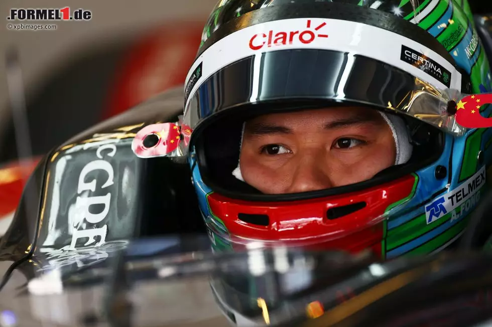 Adrian Sutil und Kamui Kobayashi waren schon zum zweiten Mal in ihren Karrieren die Gelackmeierten. Warum mit der Sache nicht offen umgehen? Sauber ließ sich in Abu Dhabi von einem Chinesen, dessen Name Adderly Fong sehr bald ein Fall für die Archive ist, einen Freitagseinsatz bezahlen. Das ließe ich zu einer Institution machen: Eine halbe Stunde vor dem Freien Training gibt es eine Session, in der eben solche Fahrer ihre Chance erhalten. Zugunsten der Sozialverträglichkeit könnte man im offiziellen Sprachgebrauch von "Rookies" statt von "Paydrivern" sprechen - und die Show auf der Strecke würde vielleicht wieder denen gehören, die es tatsächlich verdienen. Foto zur News: Adrian Sutil und Kamui Kobayashi waren schon zum zweiten Mal in ihren Karrieren die Gelackmeierten. Warum mit der Sache nicht offen umgehen? Sauber ließ sich in Abu Dhabi von einem Chinesen, dessen Name Adderly Fong sehr bald ein Fall für die Archive ist, einen Freitagseinsatz bezahlen. Das ließe ich zu einer Institution machen: Eine halbe Stunde vor dem Freien Training gibt es eine Session, in der eben solche Fahrer ihre Chance erhalten. Zugunsten der Sozialverträglichkeit könnte man im offiziellen Sprachgebrauch von "Rookies" statt von "Paydrivern" sprechen - und die Show auf der Strecke würde vielleicht wieder denen gehören, die es tatsächlich verdienen.