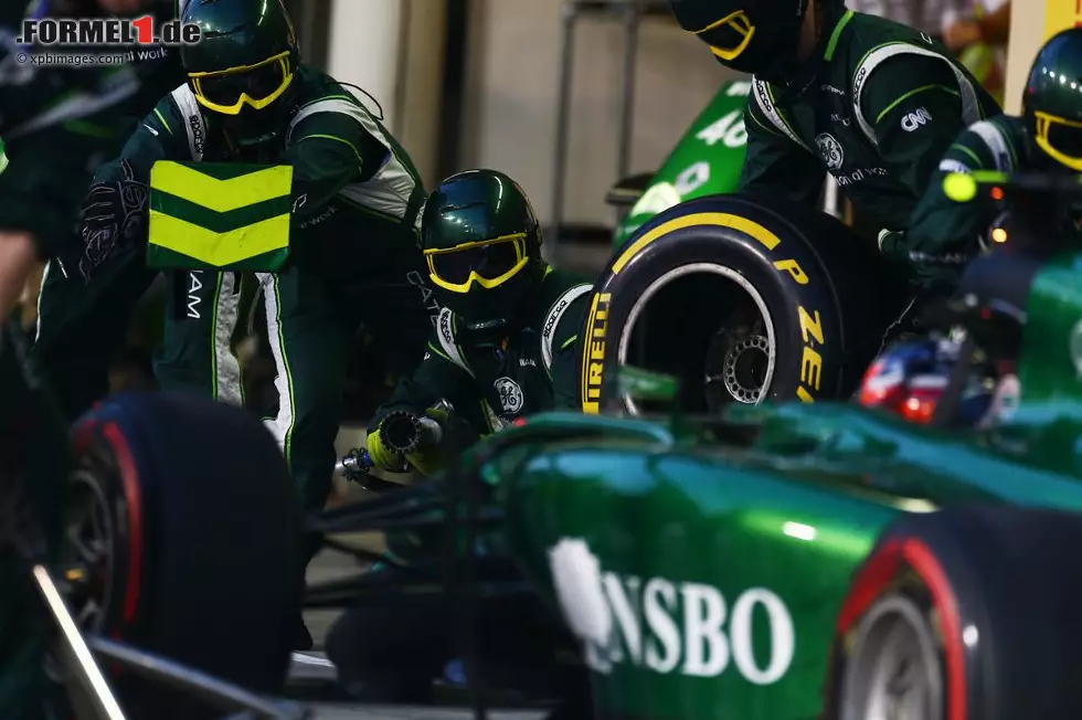 Top: Caterhams Spendenaufruf im Internet. Bernie Ecclestone mag der "Klingelbeutel"-Feldzug genervt haben, mir hat die Aktion in großer Not gefallen. Mit rund 96.000 Euro Gewinn war sie zudem auch kommerziell erfolgreich. Der pfiffige Insolvenzverwalter Finbarr O'Connell hat kein tragfähiges Konzept für die Zukunft erfunden, aber eine Perspektive für die Zukunft aufgezeigt: Öffentliche Finanzierung kann für die Formel 1 niemals ein Modell sein, jedoch die Interaktion der Fans mit der Serie. Foto zur News: Top: Caterhams Spendenaufruf im Internet. Bernie Ecclestone mag der "Klingelbeutel"-Feldzug genervt haben, mir hat die Aktion in großer Not gefallen. Mit rund 96.000 Euro Gewinn war sie zudem auch kommerziell erfolgreich. Der pfiffige Insolvenzverwalter Finbarr O'Connell hat kein tragfähiges Konzept für die Zukunft erfunden, aber eine Perspektive für die Zukunft aufgezeigt: Öffentliche Finanzierung kann für die Formel 1 niemals ein Modell sein, jedoch die Interaktion der Fans mit der Serie.