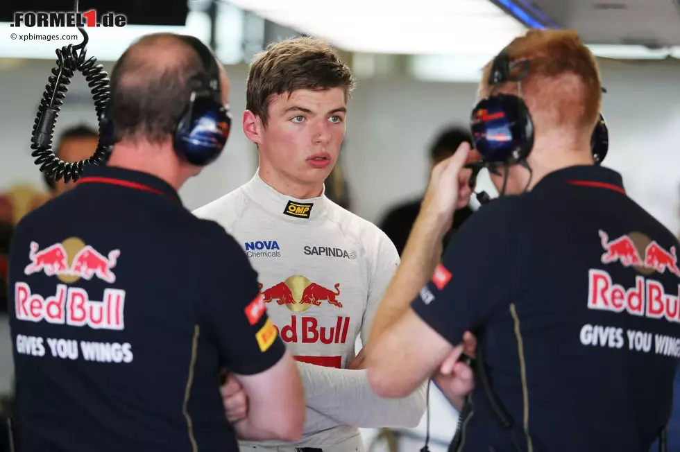Flop: Kind am Steuer! Wenn Sie mich fragen: Ich würde einem 17-Jährigen meinen Privatwagen nicht leihen, mag er ein noch so guter Autofahrer sein. Wieso Red Bull derart viel Vertrauen in Dreikäsehoch Max Verstappen hat, ist mir ein Rätsel. Der Bengel darf ohne Führerschein in keiner Ortschaft 50 km/h fahren, aber 320 km/h auf dem Nürburgring. Foto zur News: Flop: Kind am Steuer! Wenn Sie mich fragen: Ich würde einem 17-Jährigen meinen Privatwagen nicht leihen, mag er ein noch so guter Autofahrer sein. Wieso Red Bull derart viel Vertrauen in Dreikäsehoch Max Verstappen hat, ist mir ein Rätsel. Der Bengel darf ohne Führerschein in keiner Ortschaft 50 km/h fahren, aber 320 km/h auf dem Nürburgring.